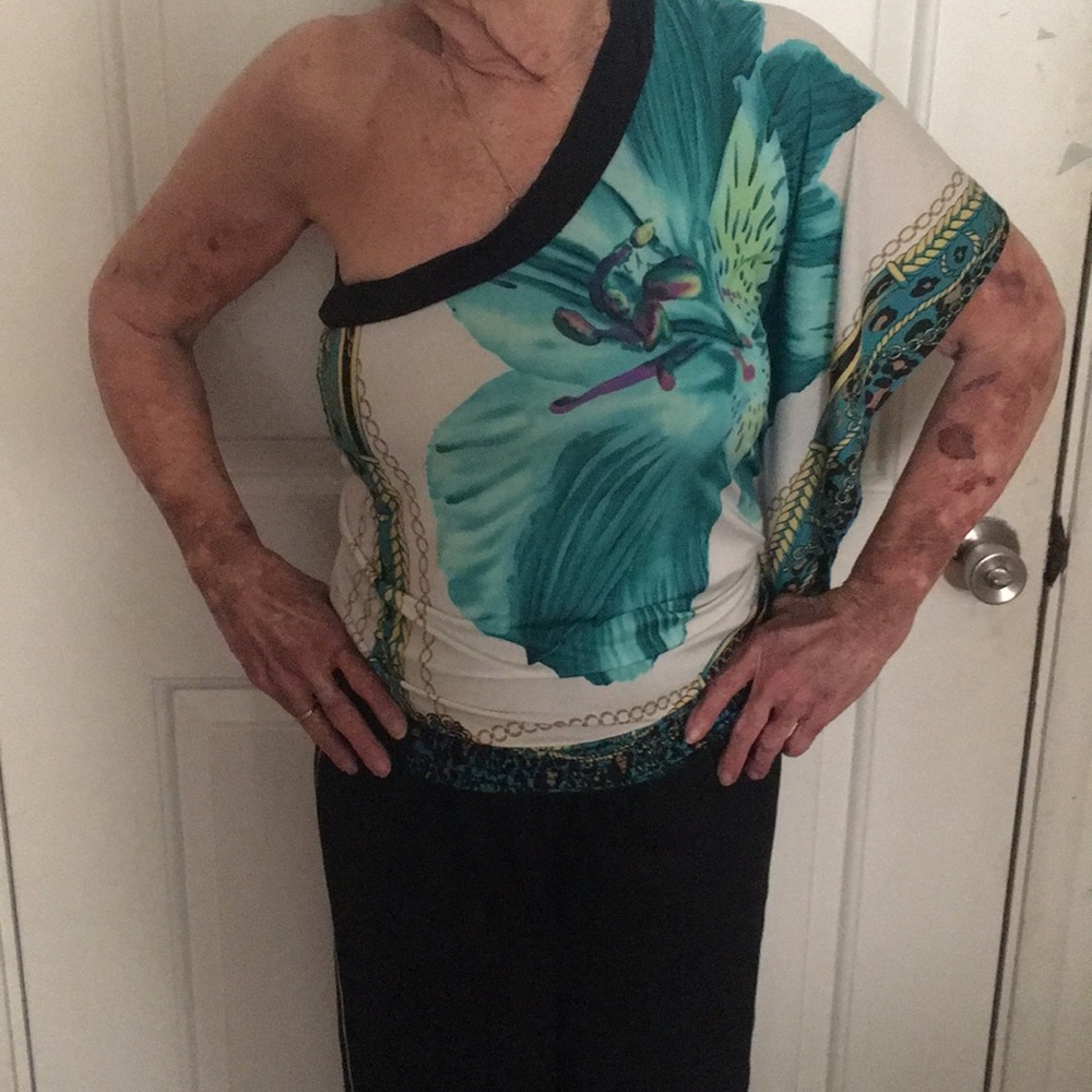 2bbebe Of the Shoulder Size Small